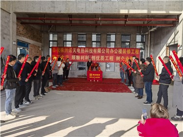 落日歸山海，煙火向新晨。開工大吉大利。